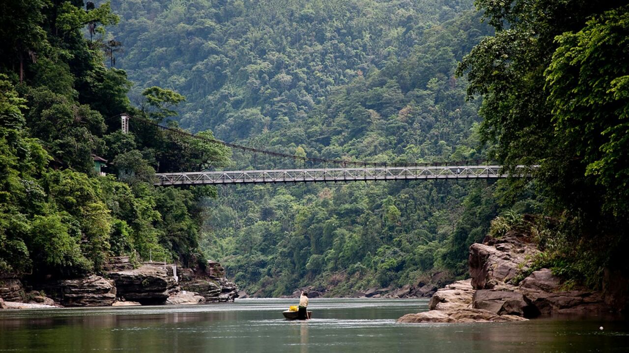 ভ্রমণ পিপাসুরা তৃষ্ণা মেটায় পিয়াইন নদীর জলে - জাবেদুর রশিদ  
