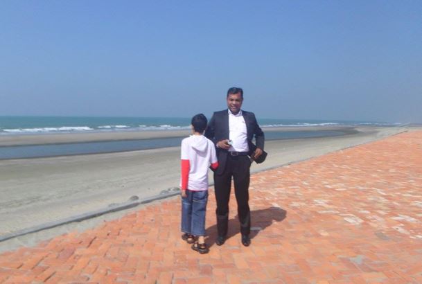 হাসির দেশে অর্কিডের মাধুরীতে – চিরঞ্জীব সরকার